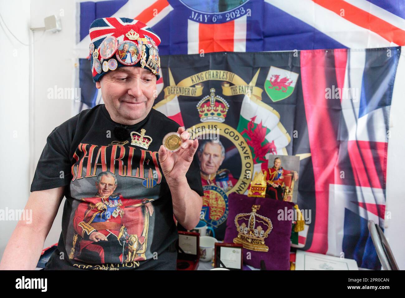 Londra, Regno Unito. 25th aprile 2023. John Loughrey, super fan reale, posa con alcuni dei suoi cimeli di re Carlo III prima dell'incoronazione di sua Maestà il 6th maggio. Ispirato da sua madre, John è stato un sostenitore reale fin dall'infanzia e ha raccolto una grande collezione di cimeli della famiglia reale britannica per molti decenni. Foto di Amanda Rose/Alamy Live News Foto Stock