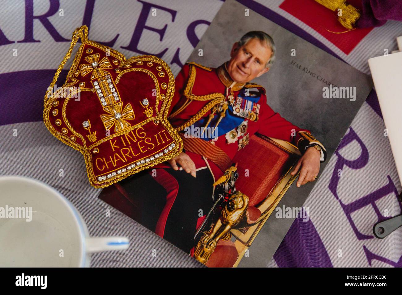 Londra, Regno Unito. 25th aprile 2023. John Loughrey, super fan reale, posa con alcuni dei suoi cimeli di re Carlo III prima dell'incoronazione di sua Maestà il 6th maggio. Ispirato da sua madre, John è stato un sostenitore reale fin dall'infanzia e ha raccolto una grande collezione di cimeli della famiglia reale britannica per molti decenni. Foto di Amanda Rose/Alamy Live News Foto Stock