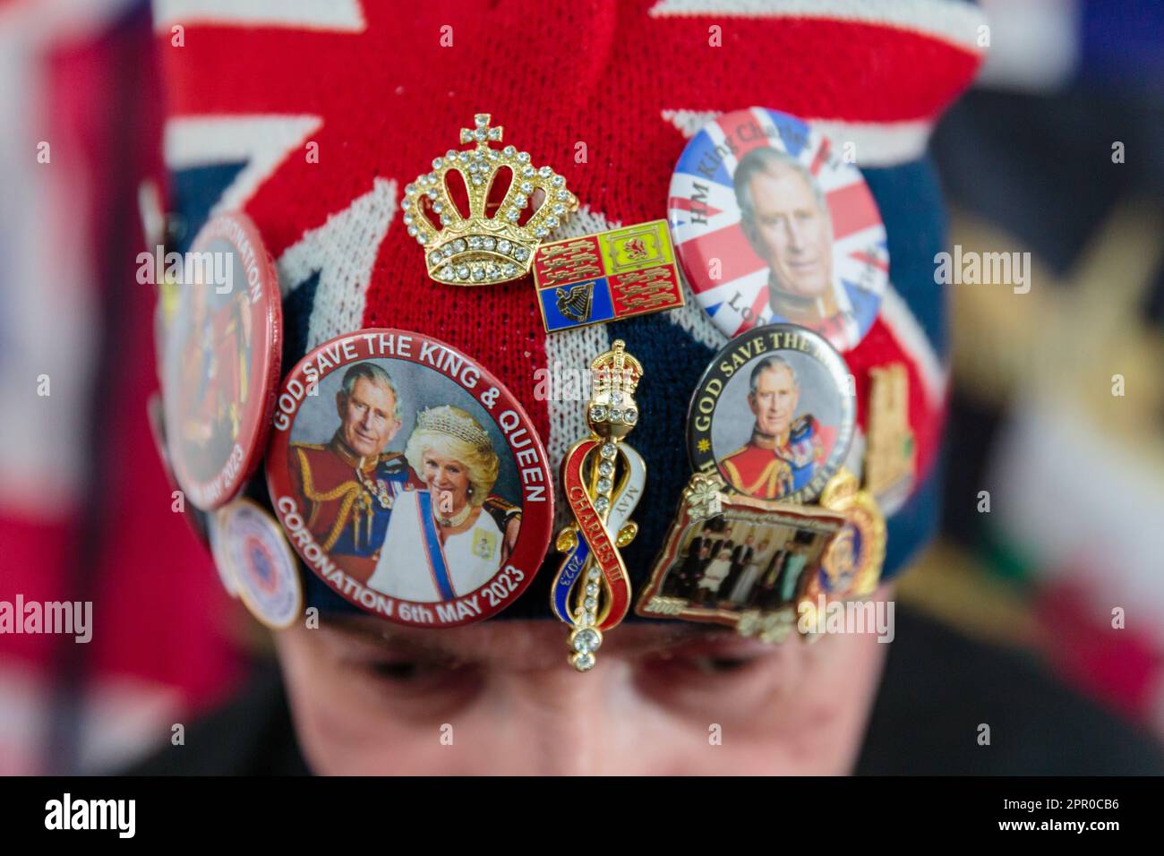 Londra, Regno Unito. 25th aprile 2023. John Loughrey, super fan reale, posa con alcuni dei suoi cimeli di re Carlo III prima dell'incoronazione di sua Maestà il 6th maggio. Ispirato da sua madre, John è stato un sostenitore reale fin dall'infanzia e ha raccolto una grande collezione di cimeli della famiglia reale britannica per molti decenni. Foto di Amanda Rose/Alamy Live News Foto Stock