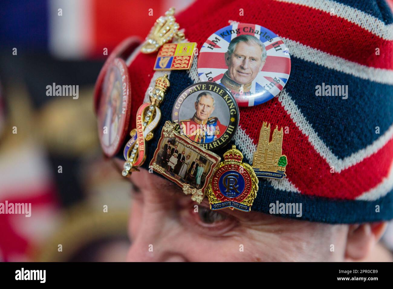 Londra, Regno Unito. 25th aprile 2023. John Loughrey, super fan reale, posa con alcuni dei suoi cimeli di re Carlo III prima dell'incoronazione di sua Maestà il 6th maggio. Ispirato da sua madre, John è stato un sostenitore reale fin dall'infanzia e ha raccolto una grande collezione di cimeli della famiglia reale britannica per molti decenni. Foto di Amanda Rose/Alamy Live News Foto Stock
