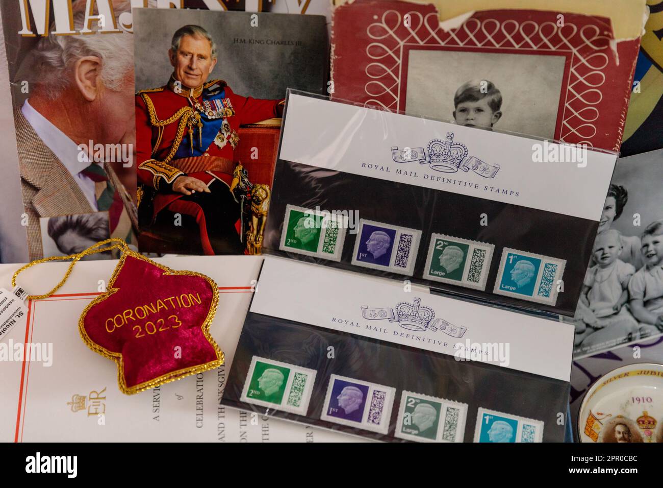 Londra, Regno Unito. 25th aprile 2023. John Loughrey, super fan reale, posa con alcuni dei suoi cimeli di re Carlo III prima dell'incoronazione di sua Maestà il 6th maggio. Ispirato da sua madre, John è stato un sostenitore reale fin dall'infanzia e ha raccolto una grande collezione di cimeli della famiglia reale britannica per molti decenni. Foto di Amanda Rose/Alamy Live News Foto Stock