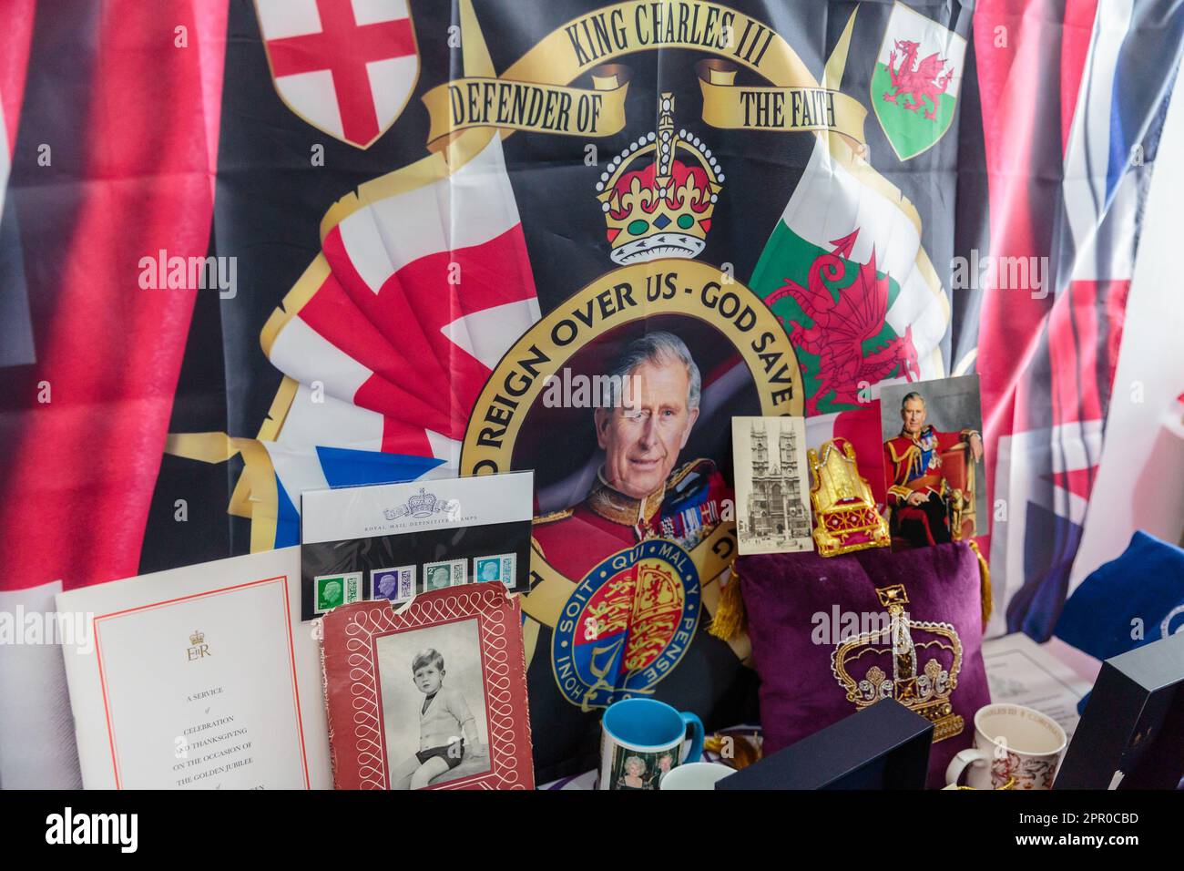 Londra, Regno Unito. 25th aprile 2023. John Loughrey, super fan reale, posa con alcuni dei suoi cimeli di re Carlo III prima dell'incoronazione di sua Maestà il 6th maggio. Ispirato da sua madre, John è stato un sostenitore reale fin dall'infanzia e ha raccolto una grande collezione di cimeli della famiglia reale britannica per molti decenni. Foto di Amanda Rose/Alamy Live News Foto Stock