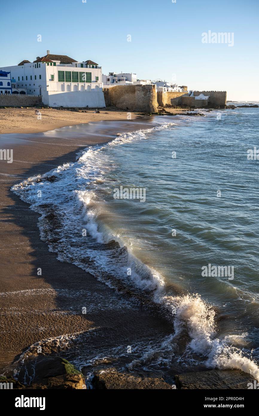 Mura fortificate della medina di Asilah visto dalla costa al tramonto. Foto Stock