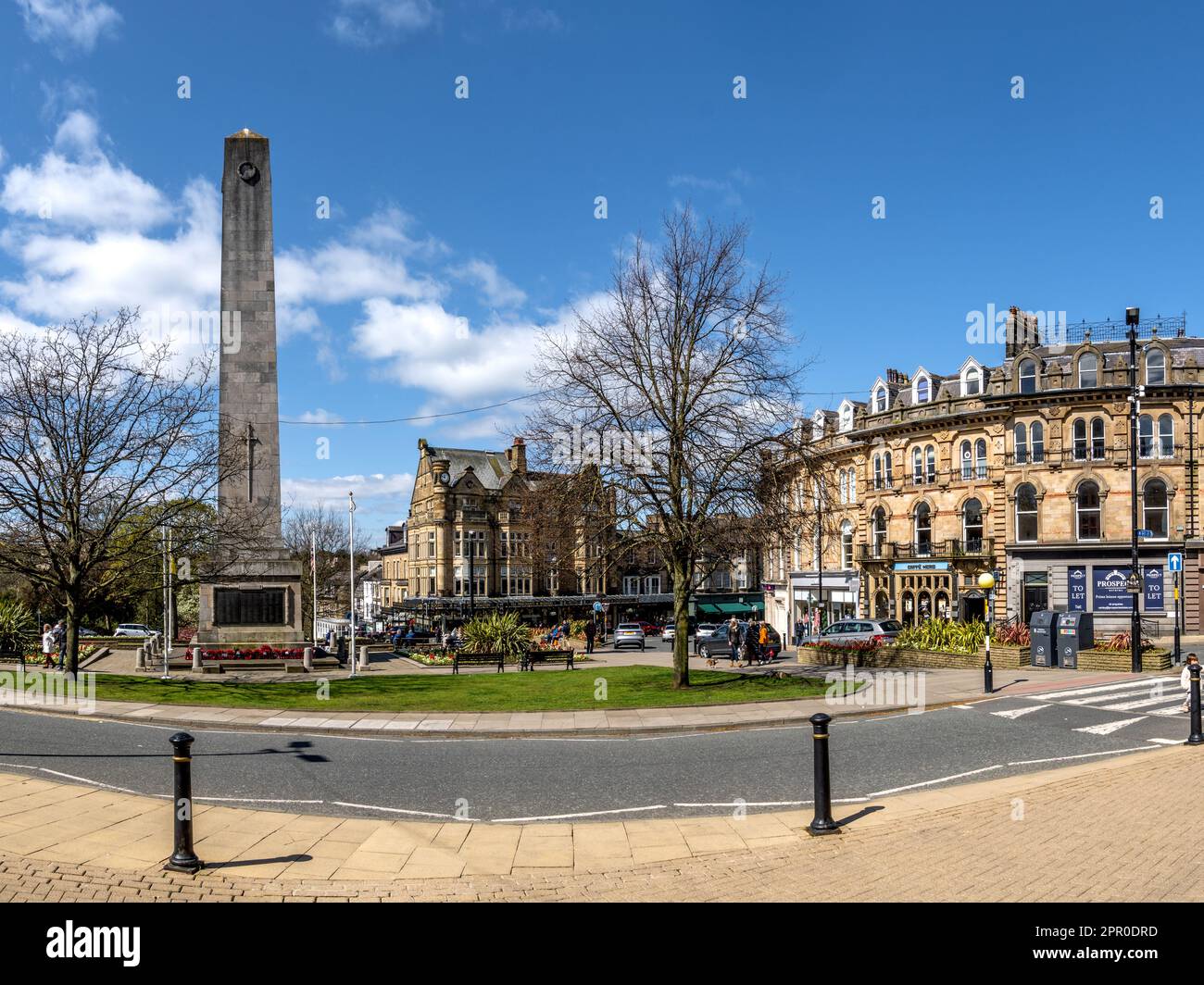 Un paesaggio esterno panoramico dell'architettura vittoriana di Prospect Square a Harrogate, nel North Yorkshire, con il monumento commemorativo alla guerra e il caffè Betty's. Foto Stock