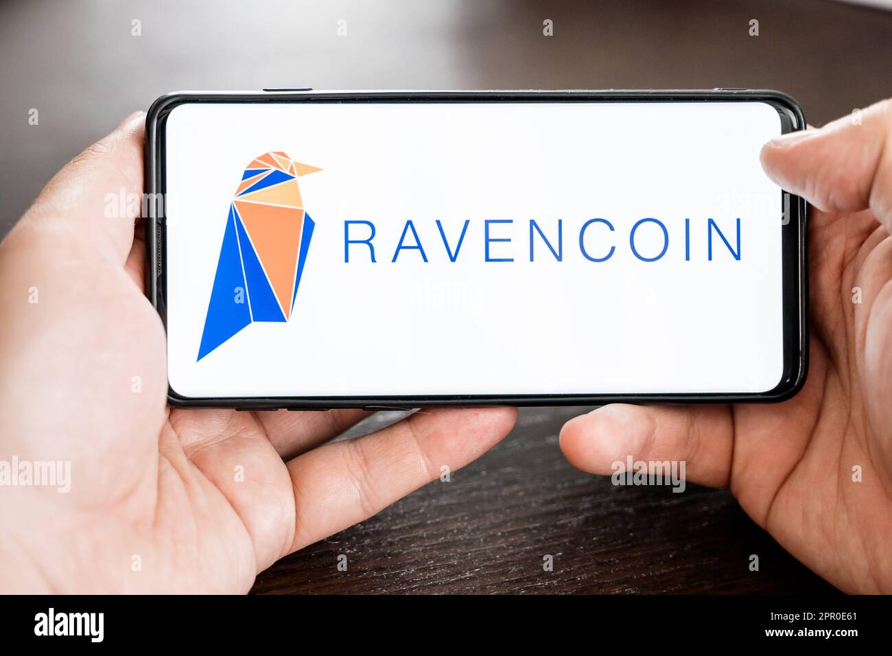 Russia Mosca 25.04.23 Logo di moneta da miniera Ravencoin nel telefono cellulare. Token RVN di criptovaluta. Trading blockchain piattaforma per acquistare, vendere su decentraliz Foto Stock