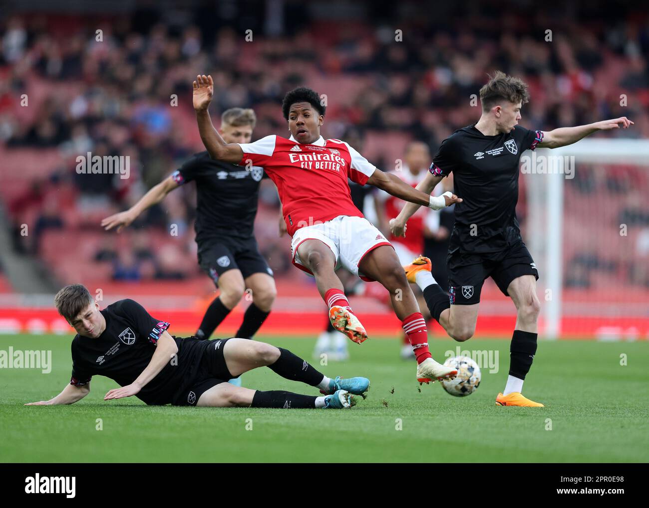 Londra, Regno Unito. 25th Apr, 2023. Myles Lewis-Skelly dell'Arsenale con Oliver Scarlet del prosciutto ad ovest durante la partita della fa Youth Cup all'Emirates Stadium, Londra. Il credito di immagine dovrebbe essere: David Klein/Sportimage Credit: Sportimage Ltd/Alamy Live News Foto Stock