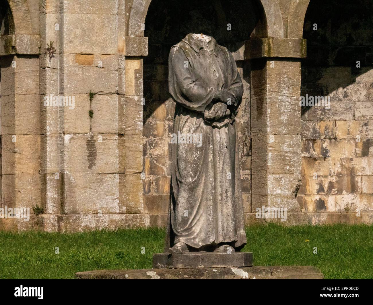 Dante, statua in marmo senza testa nel Crystal Palace Park. Registrato per la prima volta nel parco nel 1864. Immagine a tutta lunghezza incorniciata da un arco classico. Foto Stock
