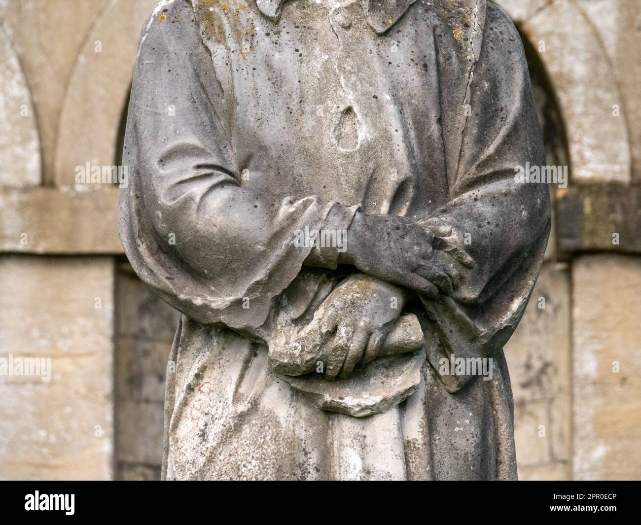 Dante, statua in marmo senza testa nel Crystal Palace Park. Registrato per la prima volta nel parco nel 1864. Immagine ravvicinata della mano e scorrimento. Foto Stock