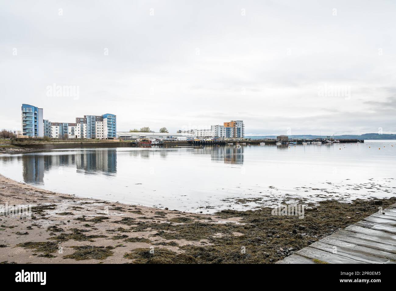 Nuovo sviluppo intorno a Granton Harbour nel Firth of Forth, Edimburgo, Scozia Foto Stock