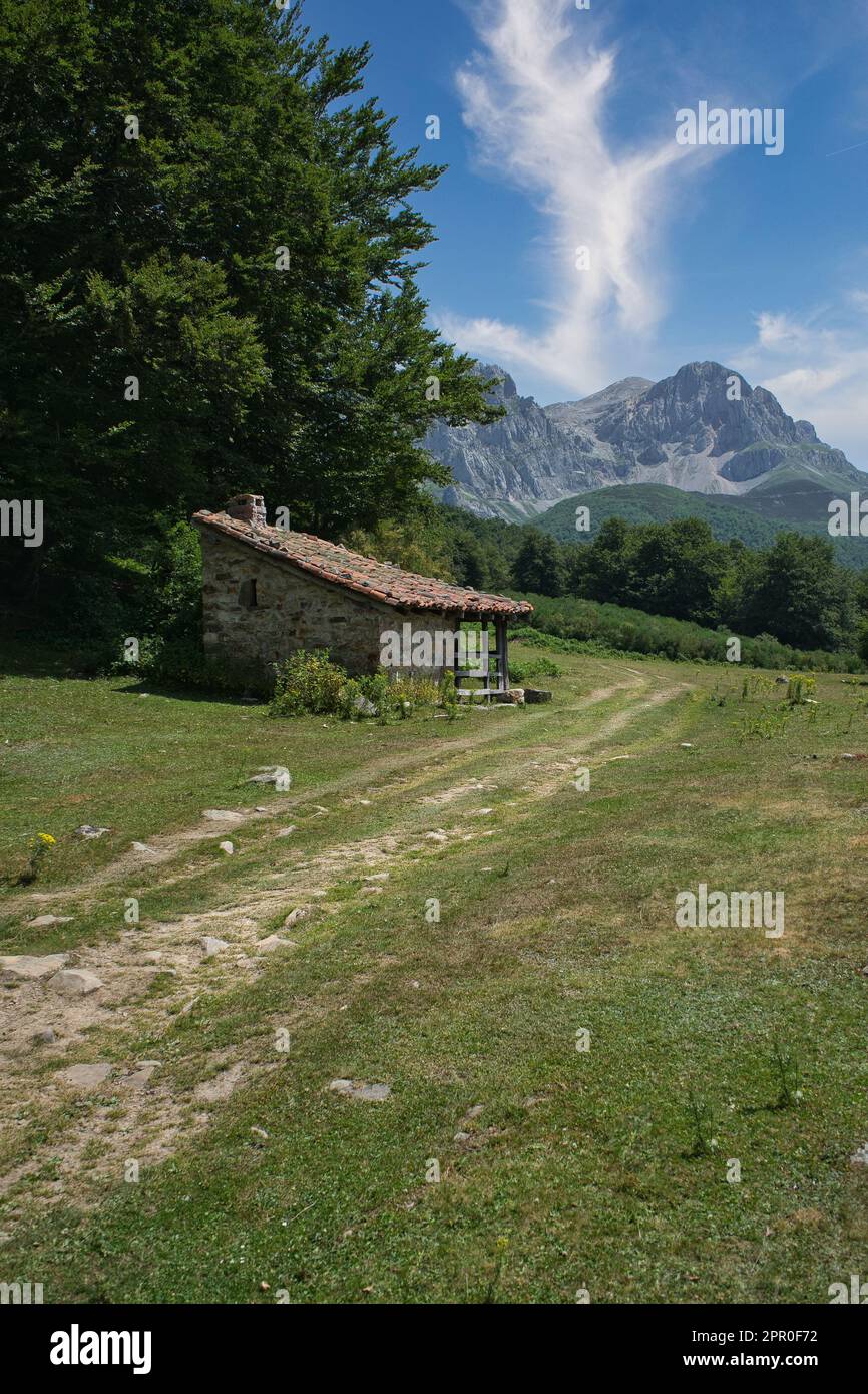 Rifugio di alta montagna in un bellissimo paesaggio naturale soleggiato. Vegabaño, Parco Nazionale Picos de Europa, Castilla y Leon, Spagna. Foto Stock