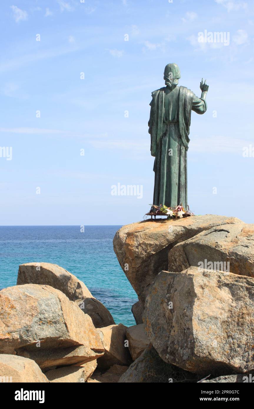 Statua di Gesù Cristo sulla spiaggia di Santa giusta in Sardegna, Italia Foto Stock