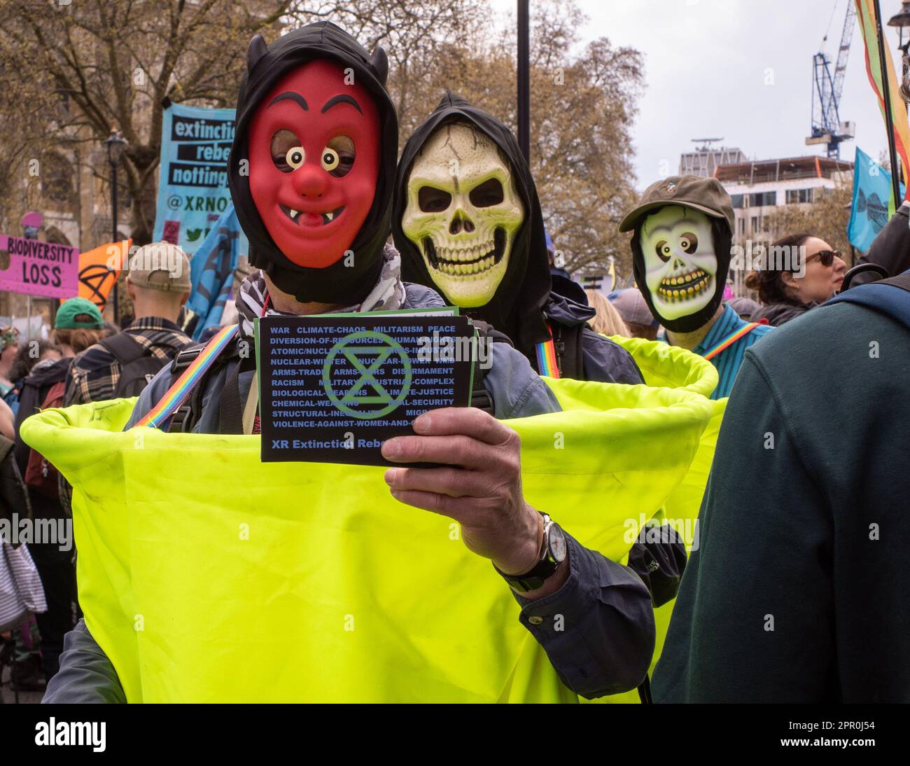 Attivisti della ribellione di estinzione vestiti in maschere del diavolo e del cranio, durante il marzo a Westminster, la ribellione di estinzione ha organizzato la protesta, aprile 2023. Foto Stock