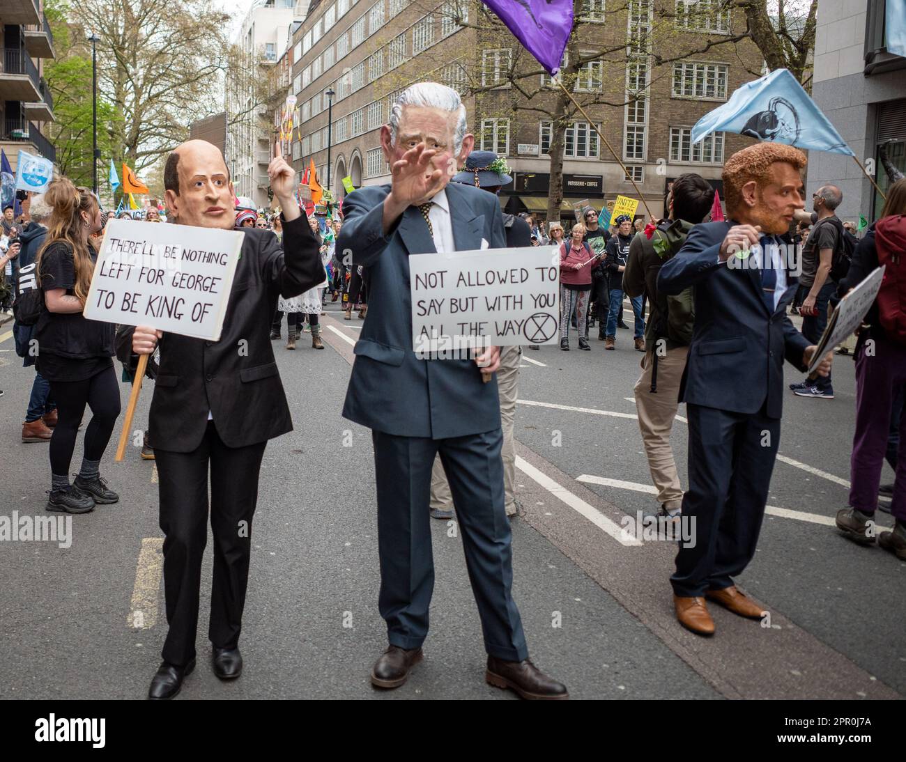 I manifestanti indossano le maschere di Re Carlo, Principe William e Principe Harry durante la ribellione dell'estinzione che marciano a Westminster. Aprile 2023, cambiamenti climatici. Foto Stock