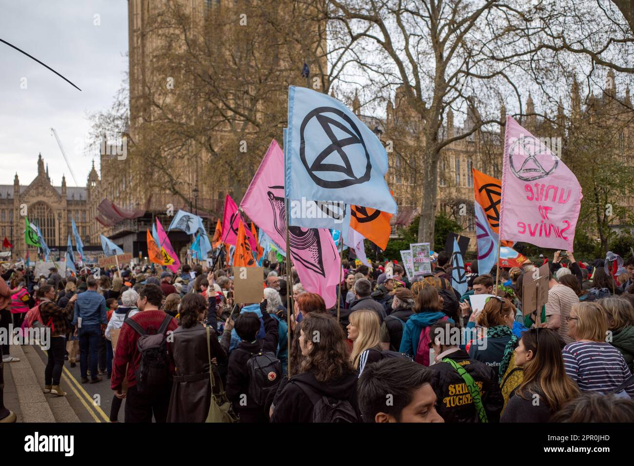 I manifestanti della ribellione di estinzione marciano davanti a Westminster durante un fine settimana organizzato di proteste chiamato 'The Big One', Londra, aprile 2023. Foto Stock