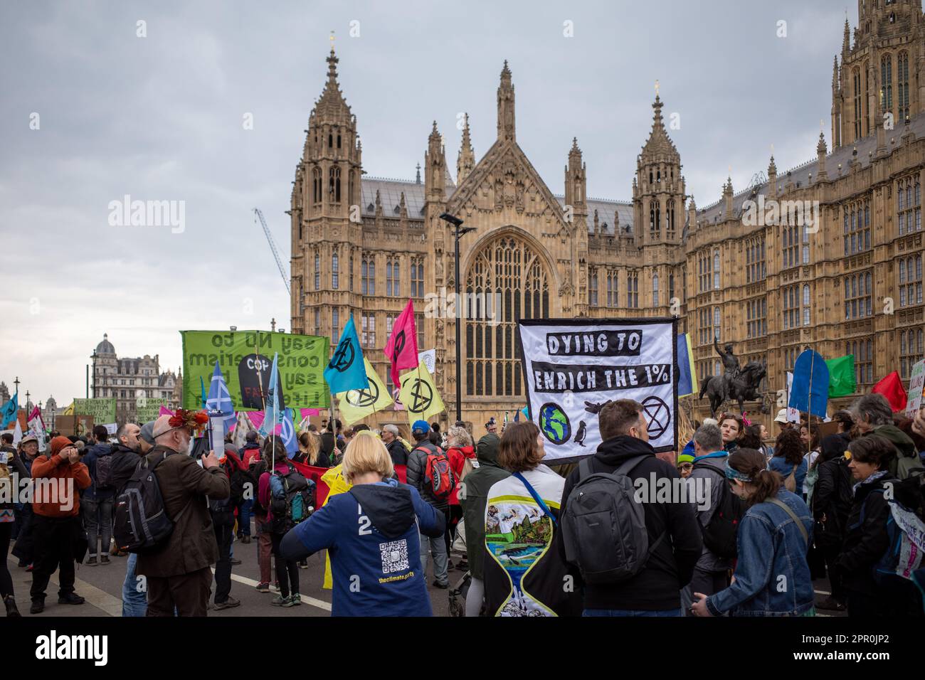 I manifestanti della ribellione di estinzione marciano davanti a Westminster durante un fine settimana organizzato di proteste chiamato 'The Big One', Londra, aprile 2023. Foto Stock