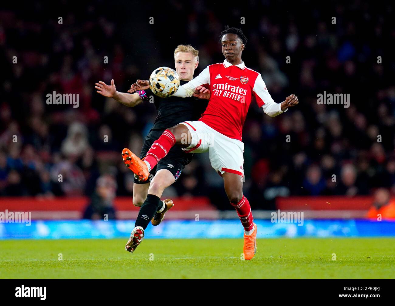 Osman Kamara dell'Arsenal (a destra) e Ryan Battrum del West Ham United si battono per la palla durante l'incontro finale della fa Youth Cup all'Emirates Stadium, Londra. Data immagine: Martedì 25 aprile 2023. Foto Stock