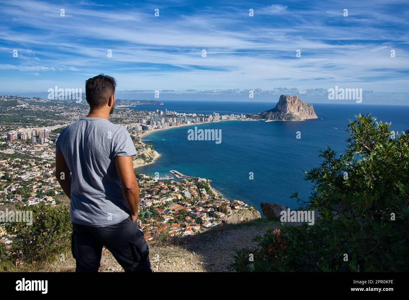 Adulto sorridente ammirando la splendida vista panoramica aerea della città sul mare. Concetto di focalizzazione selettiva, viaggio e tempo libero. Foto Stock