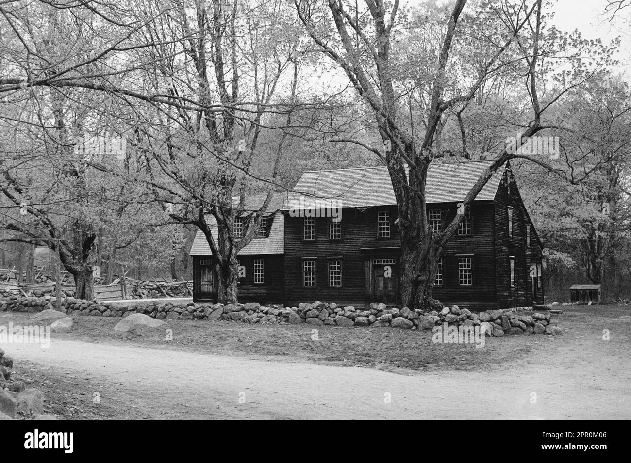 Una vista frontale della Taverna Hartwell e del cortile su Battle Road in una giornata primaverile nel Parco storico Nazionale Minuteman. Lexington, Massachusetts Foto Stock