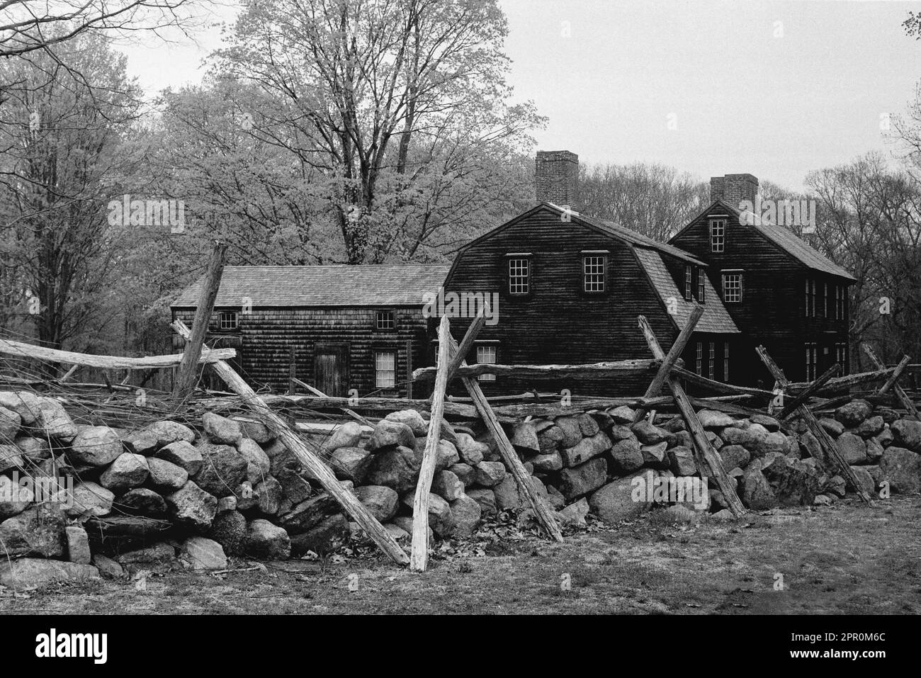 Un'ampia veduta della Taverna Hartwell e del cortile sulla Battle Road in una giornata primaverile nel Parco storico Nazionale Minuteman. Lexington, Massachusetts Foto Stock