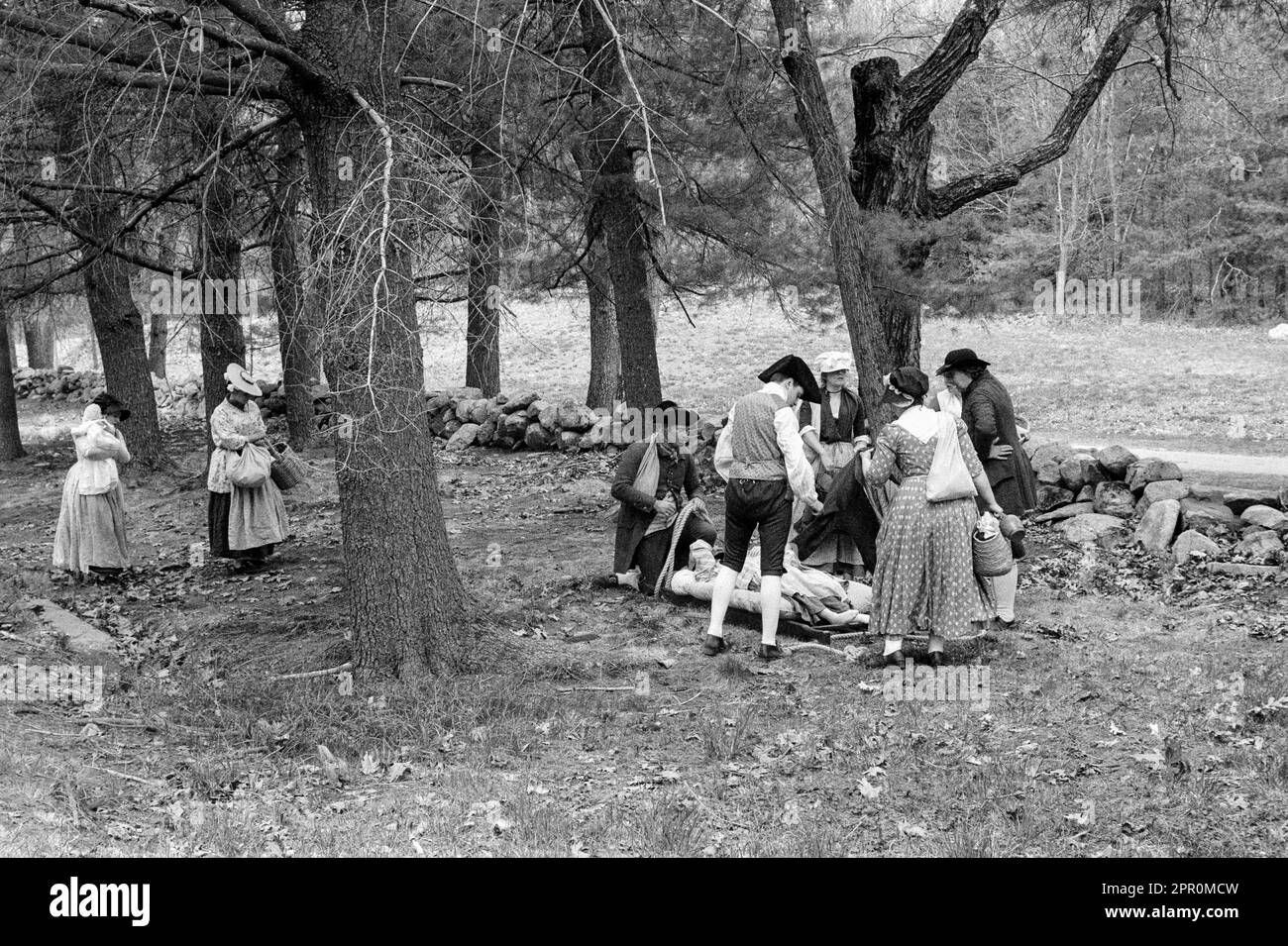 Attori rivoluzionari di guerra vestiti di abiti d'epoca rievenge Parkers cura un bambino malato nel Minuteman National Historic Park on Patriots Foto Stock