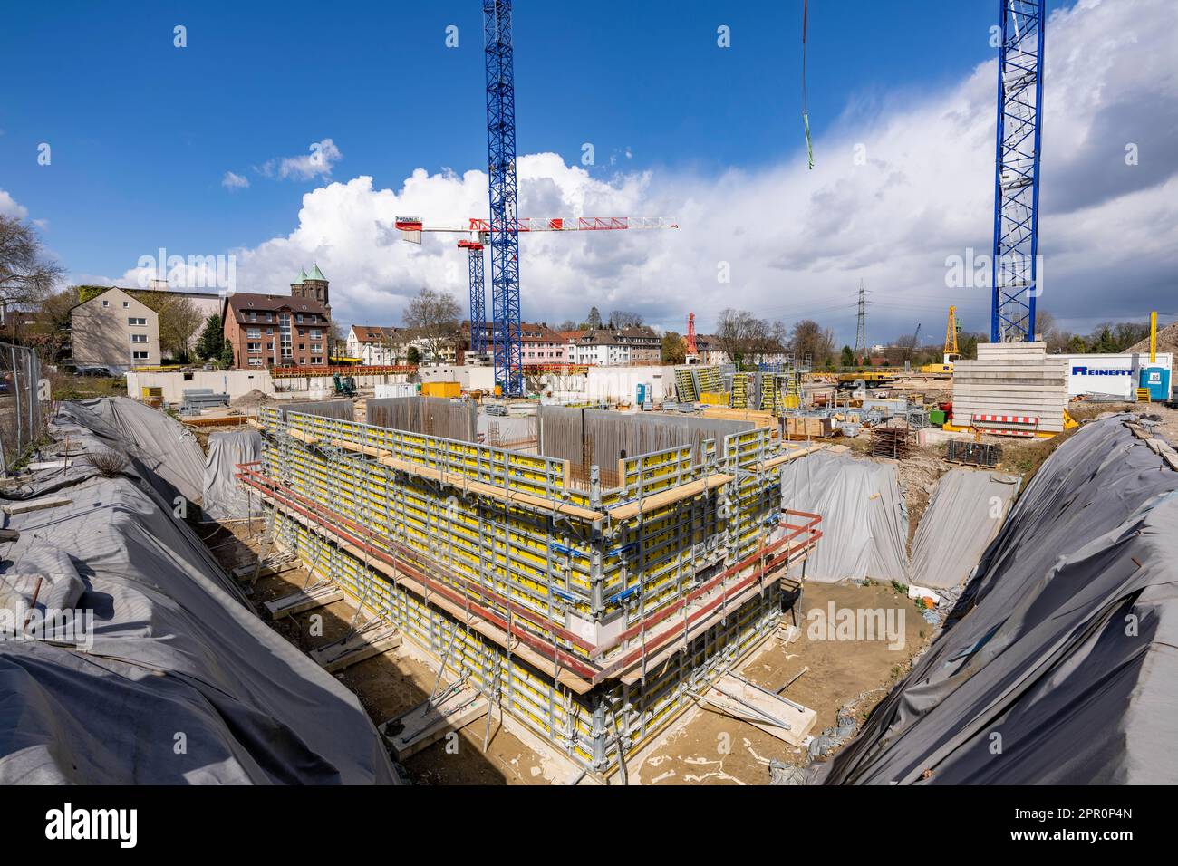 Costruzione di un nuovo quartiere residenziale, fondazione di un edificio residenziale a più piani, Essen, NRW, Germania Foto Stock