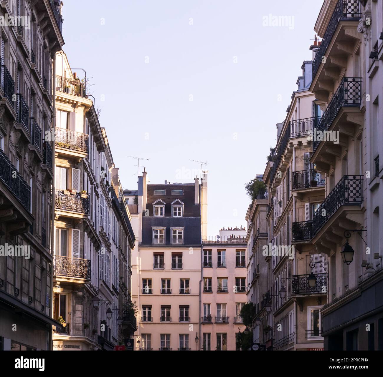 Strada parigina con i raggi del sole nascente, Francia Foto Stock