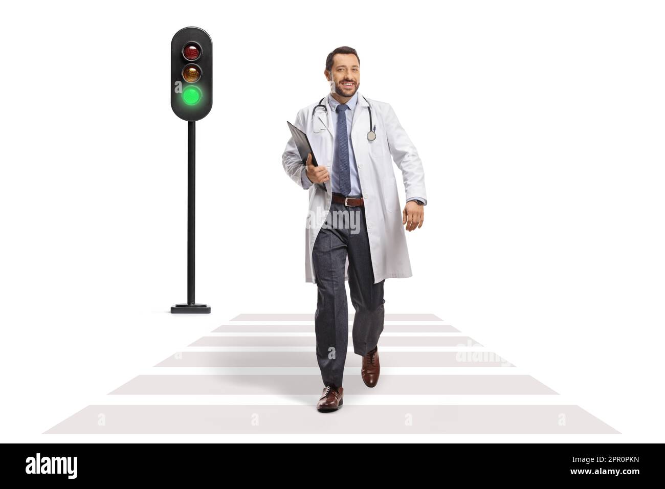 Sorridente medico di sesso maschile che tiene una clipboard e camminare a piedi attraversando pedonale isolato su sfondo bianco Foto Stock