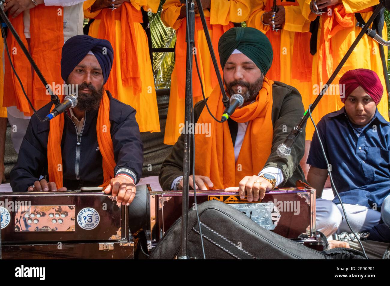 I musicisti accompagnano le preghiere con canti sacri e il suono dei loro strumenti durante la processione per il Vaisakhi Nagar Kirtan nel distretto di Esquiline. Nei giardini di Piazza Vittorio, i Sikh di Roma cantavano canzoni di Shabad (inni divini), pregavano e rinviavano omaggio al Granth Sahib, il libro sacro. Con il Nagar Kirtan, che i Sikh di tutto il mondo fanno nel mese di Vaisaki (verso aprile), attraversando le strade del quartiere, cantando inni sacri, portarono il messaggio di Dio ad altre comunità. A Pessina Cremonese sorge il secondo tempio Sikh più grande d'Europa. Uno di Foto Stock