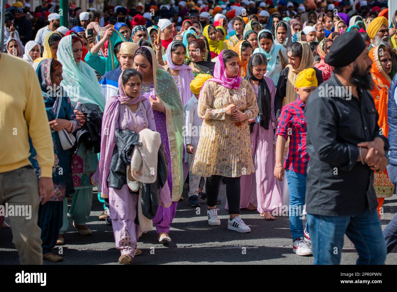 Le donne Sikh partecipano alla processione per il Vaisakhi Nagar Kirtan nel distretto di Esquiline. Nei giardini di Piazza Vittorio, i Sikh di Roma cantavano canzoni di Shabad (inni divini), pregavano e rinviavano omaggio al Granth Sahib, il libro sacro. Con il Nagar Kirtan, che i Sikh di tutto il mondo fanno nel mese di Vaisaki (verso aprile), attraversando le strade del quartiere, cantando inni sacri, portarono il messaggio di Dio ad altre comunità. A Pessina Cremonese sorge il secondo tempio Sikh più grande d'Europa. Una delle unità Sikh dell'VIII Armata Britannica si distingueva Foto Stock