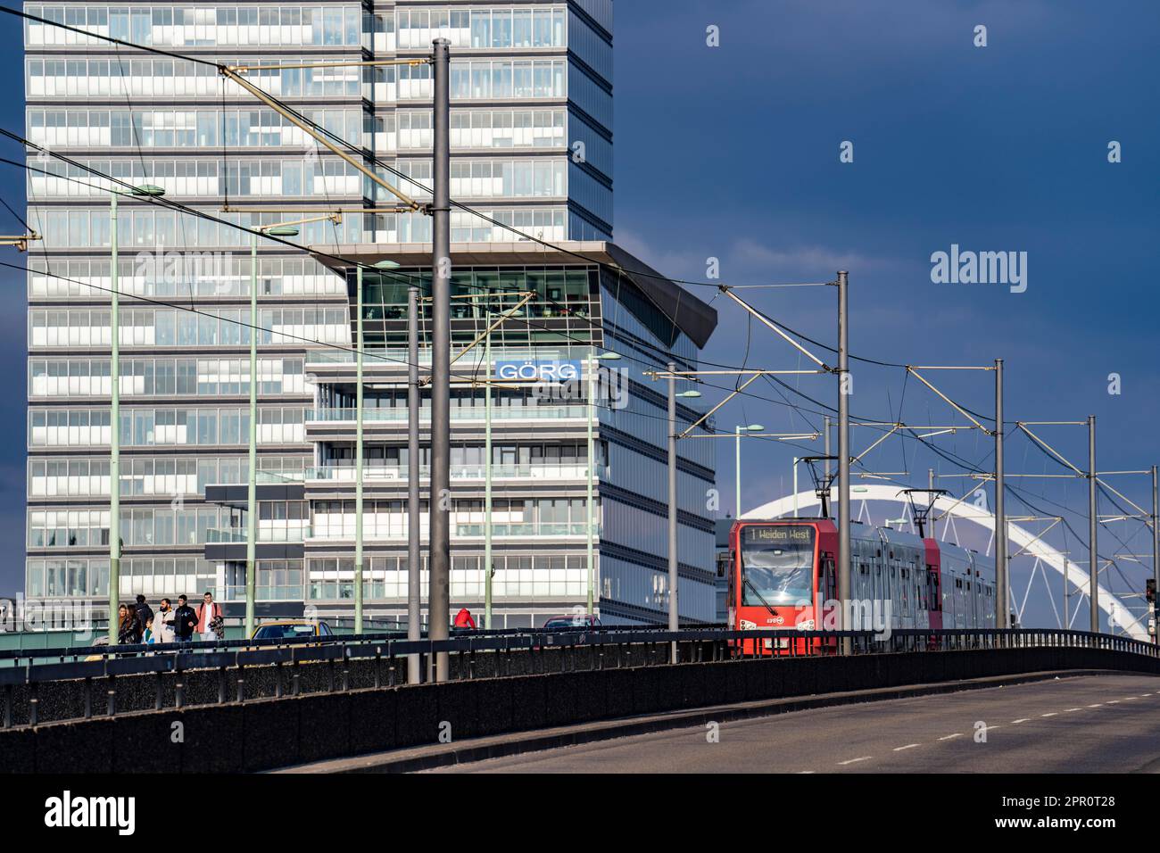 Kennedyufer a Colonia Deutz, sul Reno, Lanxess Tower, edificio amministrativo, tram sul ponte Deutz, Colonia, NRW, Germania, Foto Stock