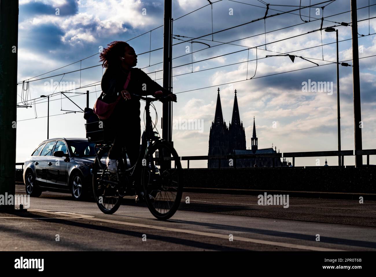 In bicicletta nella grande città, ciclisti sul ponte Deutzer a Colonia, Cattedrale di Colonia, pista ciclabile, NRW, Germania Foto Stock