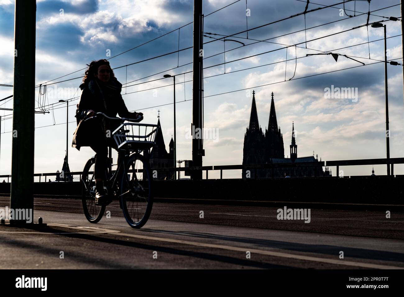 In bicicletta nella grande città, ciclisti sul ponte Deutzer a Colonia, Cattedrale di Colonia, pista ciclabile, NRW, Germania Foto Stock