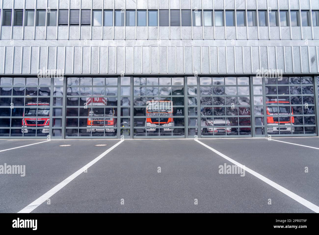 Vigili del fuoco, stazione dei vigili del fuoco, stazione moderna, cancelli in vetro, veicoli di emergenza in piedi nel salone dei veicoli, Colonia, NRW, Germania, Foto Stock