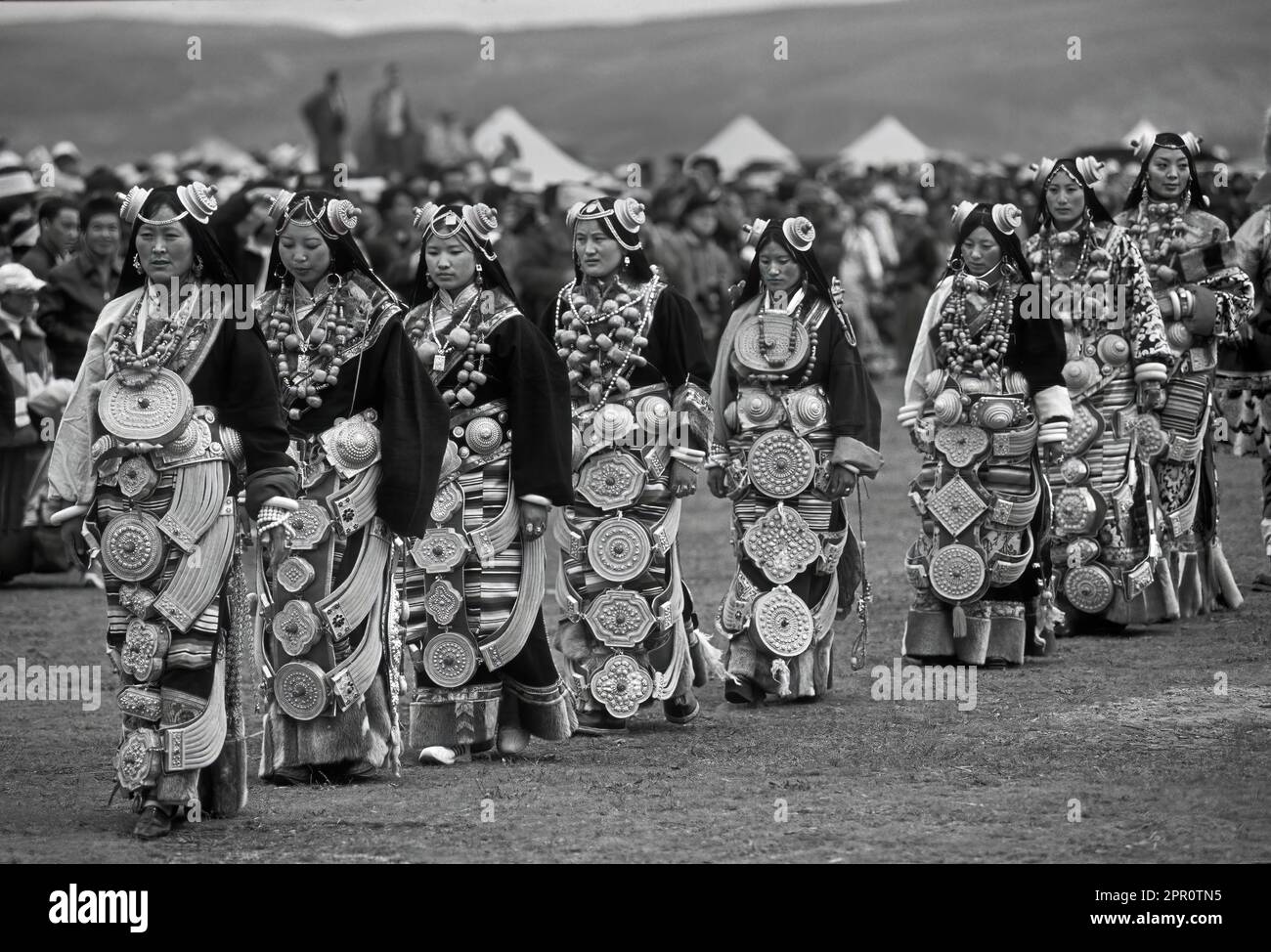 Le Khampas femminili indossano pezzi di capelli d'oro e scatole di gau, pietre di zee e corallo al Festival del Cavallo di Litang - Provincia di Sichuan, Cina Foto Stock