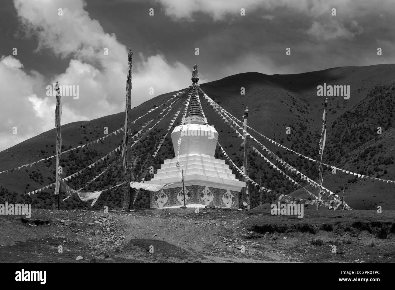 Stupa (chorten) sulla riva del sacro Yilhun Lhatso (lago) vicino Manigango - Kham (E. Tibet), Provincia di Sichuan, Cina Foto Stock