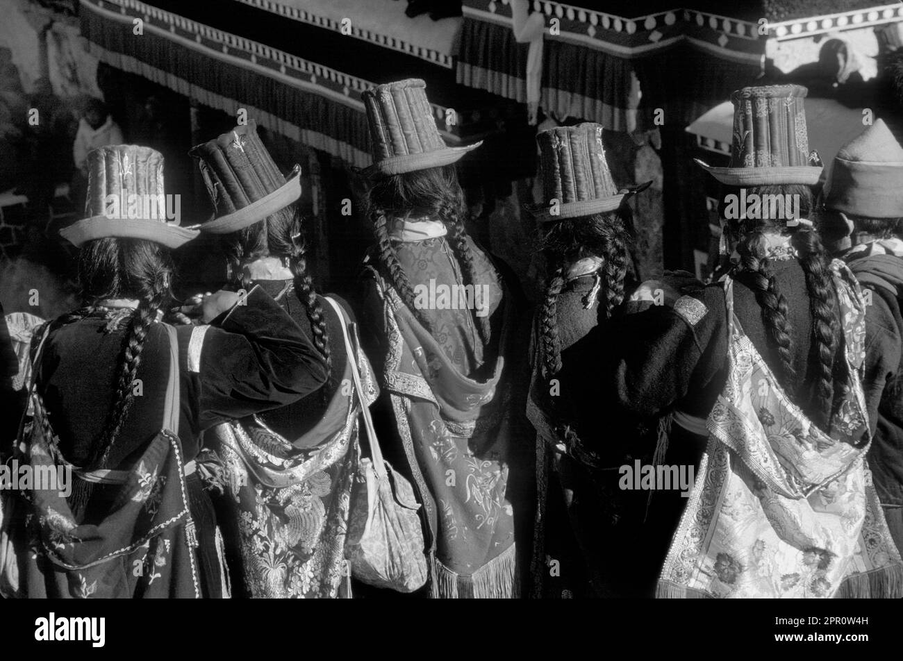 Donne Ladakhi che indossano cappelli ALTI RICAMATI DI SETA tradizionale, balli mascherati del monastero di TIKSE - LADAKH, INDIA Foto Stock