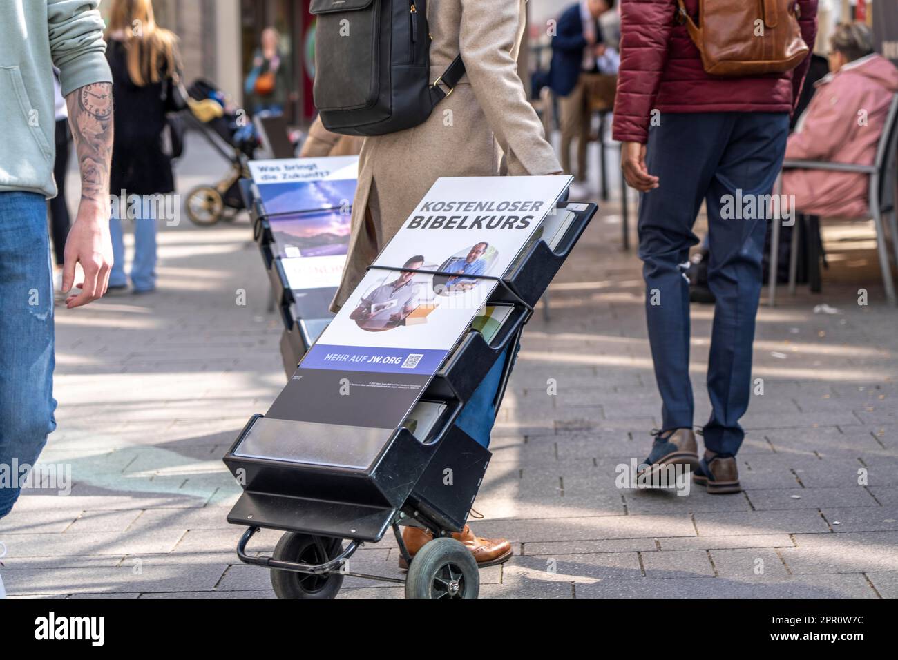 Testimoni di Geova con stand di informazione mobile, con informazioni in diverse lingue, nella zona pedonale vicino alla Cattedrale di Colonia, Foto Stock