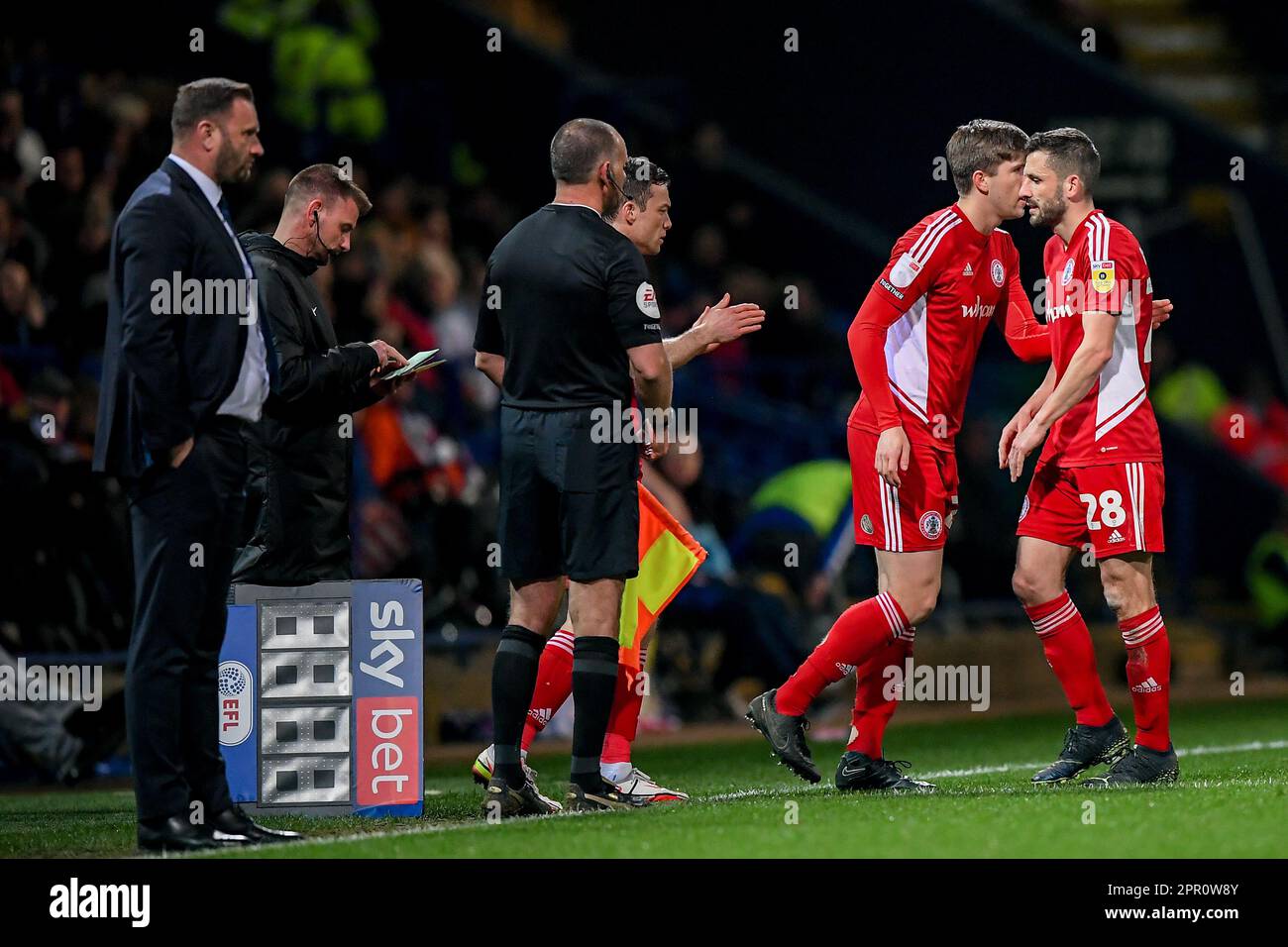 Blackburn, Regno Unito. 19th Apr, 2023. Seamus Conneely #28 di Accrington Stanley è sostituito da Seb Quirk #25 di Accrington Stanley durante la partita Sky Bet Championship Blackburn Rovers vs Coventry City a Ewood Park, Blackburn, Regno Unito, 19th aprile 2023 (Foto di ben Roberts/News Images) a Blackburn, Regno Unito il 4/19/2023. (Foto di ben Roberts/News Images/Sipa USA) Credit: Sipa USA/Alamy Live News Foto Stock