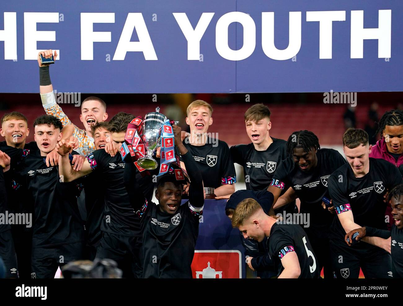 Il Gideon Kodua del West Ham United solleva il trofeo dopo aver vinto la partita finale della fa Youth Cup all'Emirates Stadium, Londra. Data immagine: Martedì 25 aprile 2023. Foto Stock