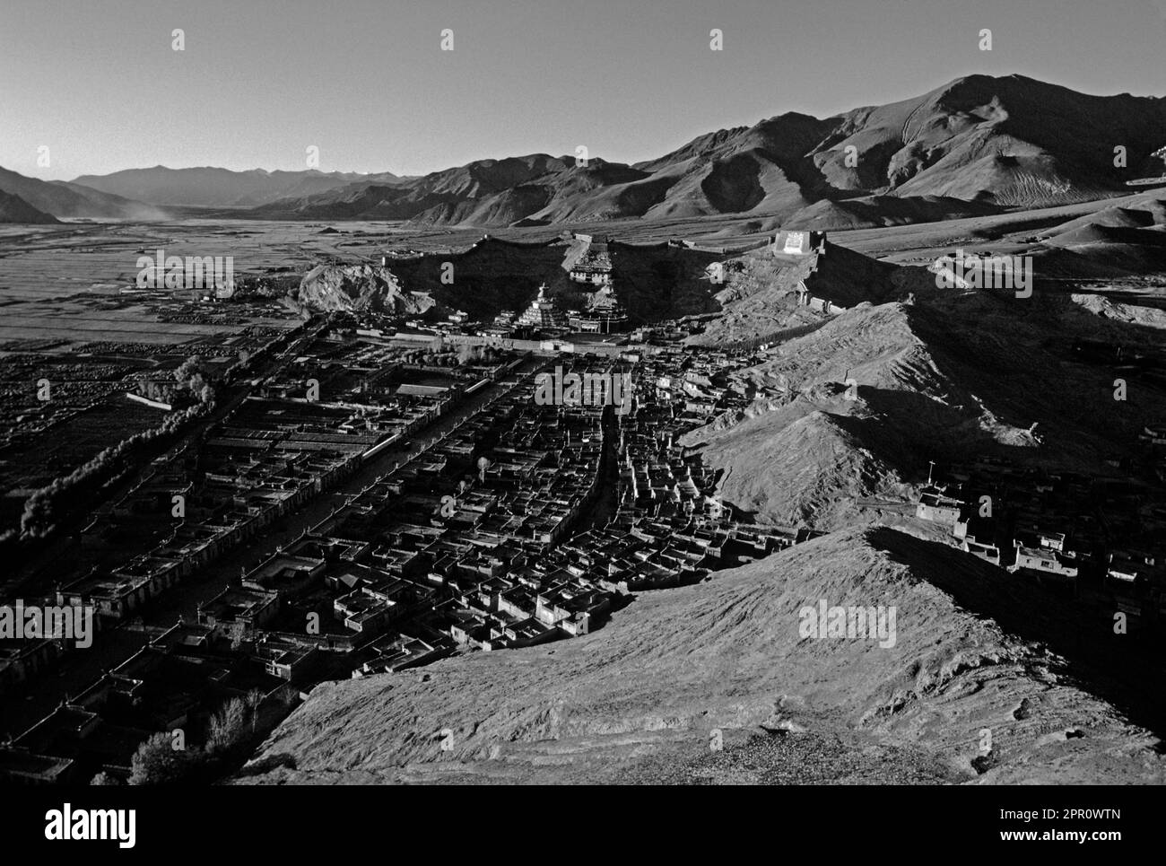 Vista di Gyantse dal suo Dzong o forte - Tibet centrale Foto Stock