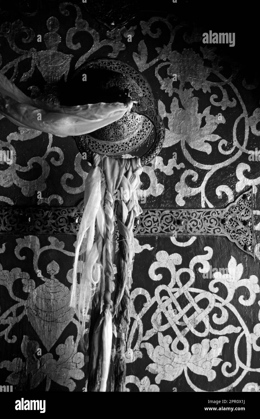 La PORTA della SALA DELL'ASSEMBLEA PRINCIPALE del MONASTERO DI DREPUNG (fondata nel 1416 da JAMYANG CHOJE TASHI PELDEN) Foto Stock