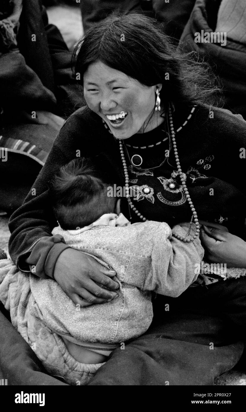 AMDO la madre e il bambino visitare il monastero di Sera che risale al XV secolo - LHASA, IN TIBET Foto Stock