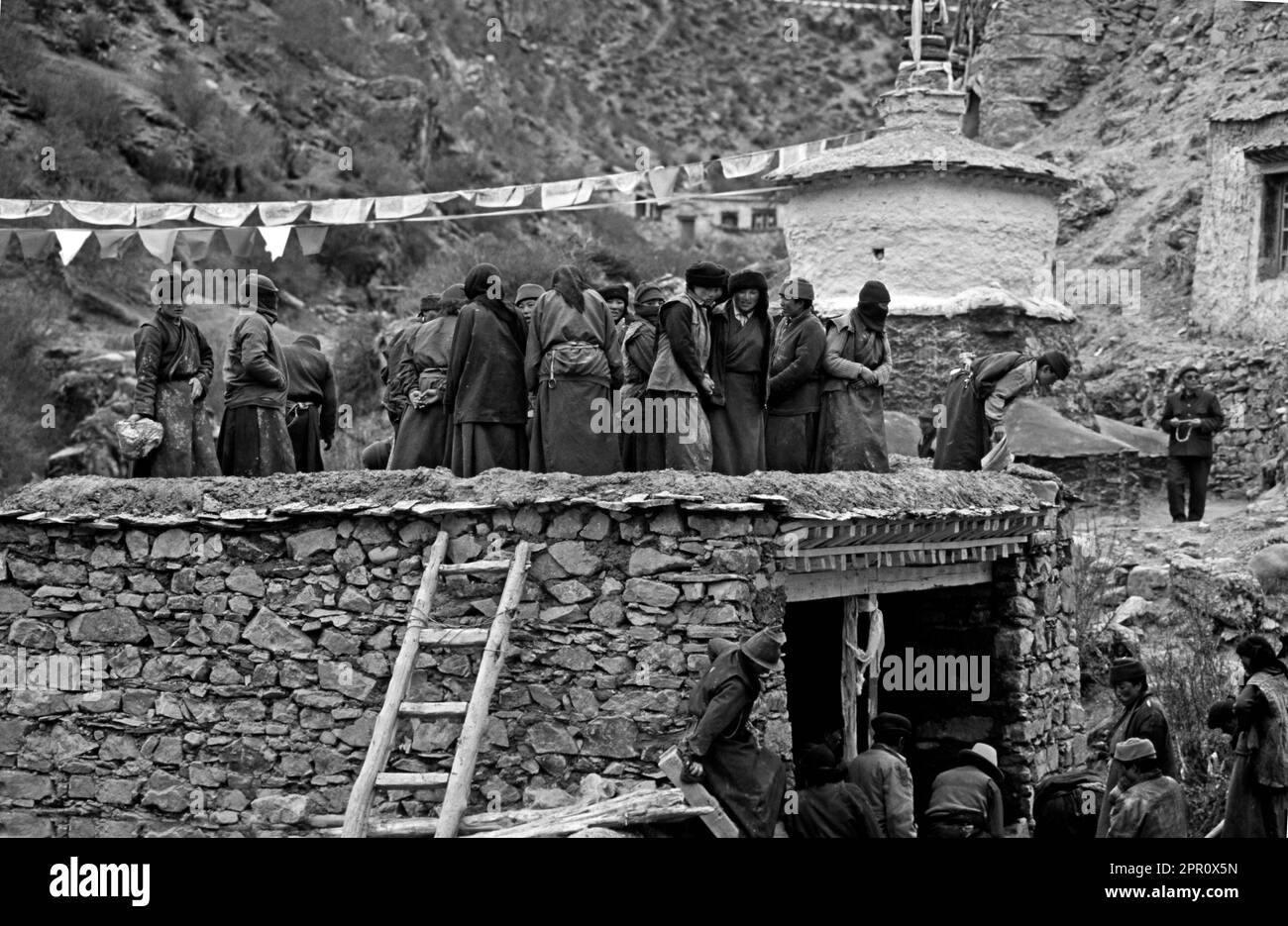 LE SUORE si riuniscono per riparare un tetto al monastero TERDROM INIZIATO da YESHE TSOGYEL che era CONSORTE DI PADMASAMBHAVA - CENTRALE, TIBET Foto Stock