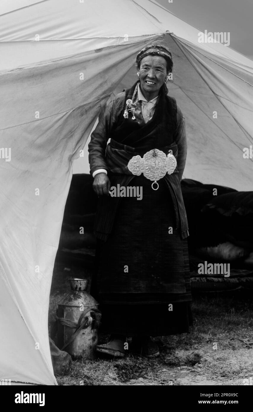 Una FEMMINA DROKPA (nomade tibetano yak herder) con grande ARGENTO CHUBA CLASP - percorso meridionale per IL MONTE KAILASH, TIBET Foto Stock