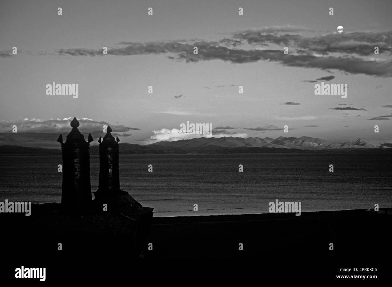 LUNA SORGONO sul MONASTERO DI CHIU che si affaccia sul lago sacro MANASARAVAR (4550M) - KAILASH, TIBET Foto Stock