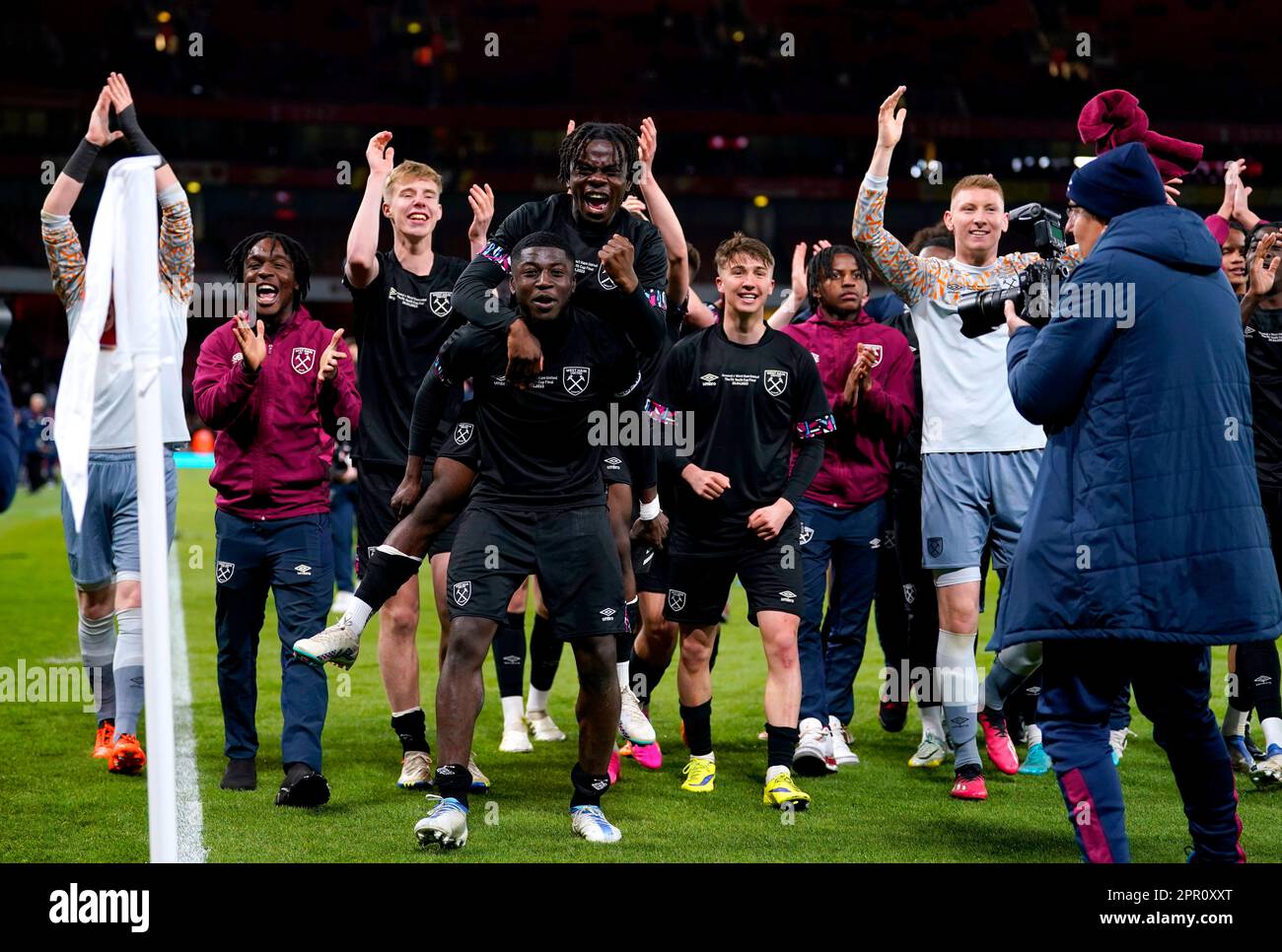 I giocatori del West Ham United festeggiano dopo aver vinto la partita finale della fa Youth Cup all'Emirates Stadium, Londra. Data immagine: Martedì 25 aprile 2023. Foto Stock