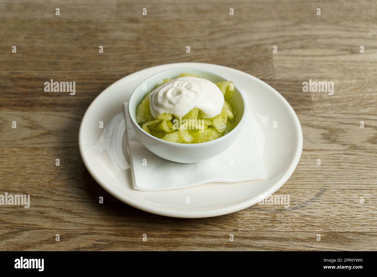 Insalata di cetriolo con panna acida Foto Stock