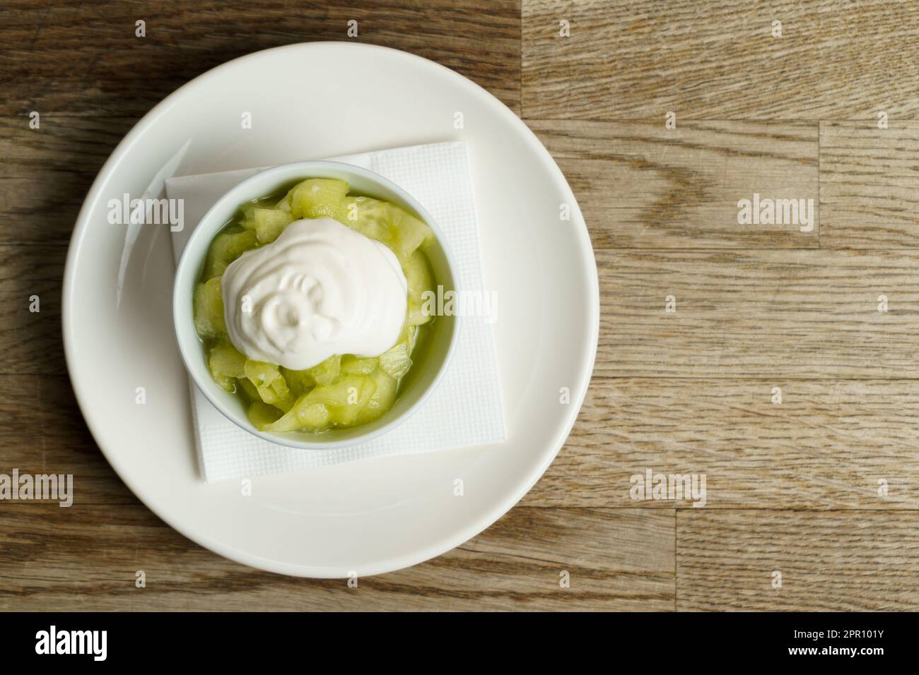 Insalata di cetriolo con panna acida. Vista ad angolo alto Foto Stock