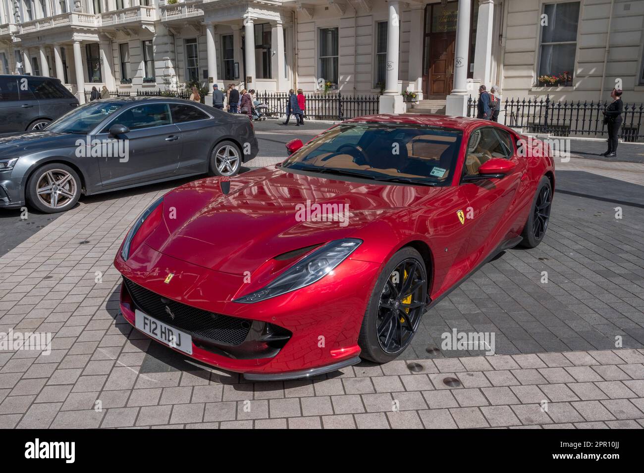 Una Ferrari 812 Superfast a Kensington, Londra, Regno Unito. Foto Stock