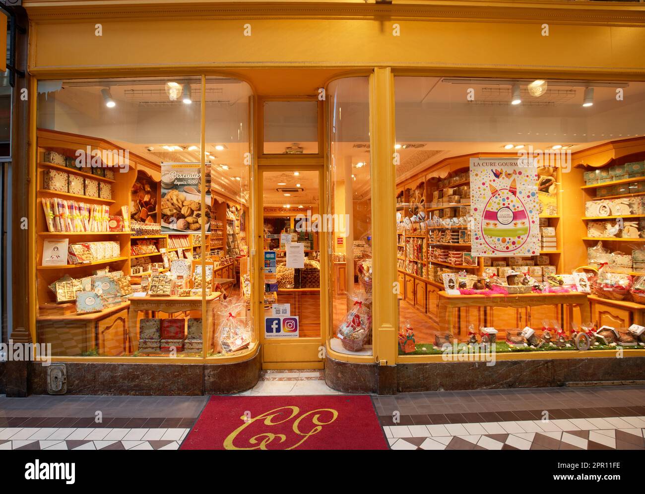 Primo piano del vecchio tradizionale giallo annata la cura gourmande pasticceria biscotti negozio di cioccolato situato nel passaggio Jouffroy . Parigi. Francia. Foto Stock